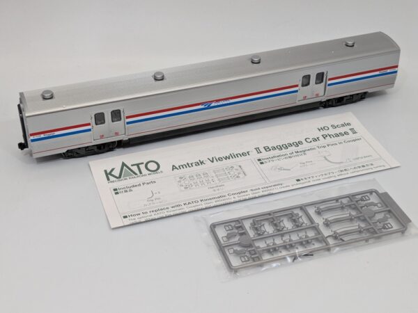 35-6211 Viewliner II Baggage PhIII Amtrak Heritage 61006 (HO) - Image 2